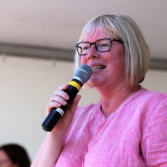 Auch die Erste Kreisbeigeordnete des Landkreises Kassel, Silke Engler, richtete ein Grußwort an die Zuschauenden und dankte den Lohfeldenerinnen und Lohfeldenern für die gute Betreuung der Geflüchteten.  