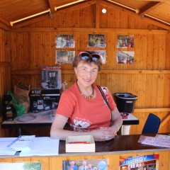 Mitglied des Ausländerbeirates, Bella Tonkikh, informierte die Gäste am Stand des Ausländerbeirates.   