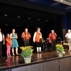 Beim Abschiedslied kamen noch einmal alle Akteure auf die Bürgerhausbühne und der Vorsitzende des Seniorenbeirates, Karl Schäffer (r.), verabschiedete die Gäste.