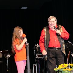 Die kleine Lucia sang gemeinsam mit ihrem Opa Manni Schmelz zwei Lieder, die richtig gut beim Publikum ankamen.