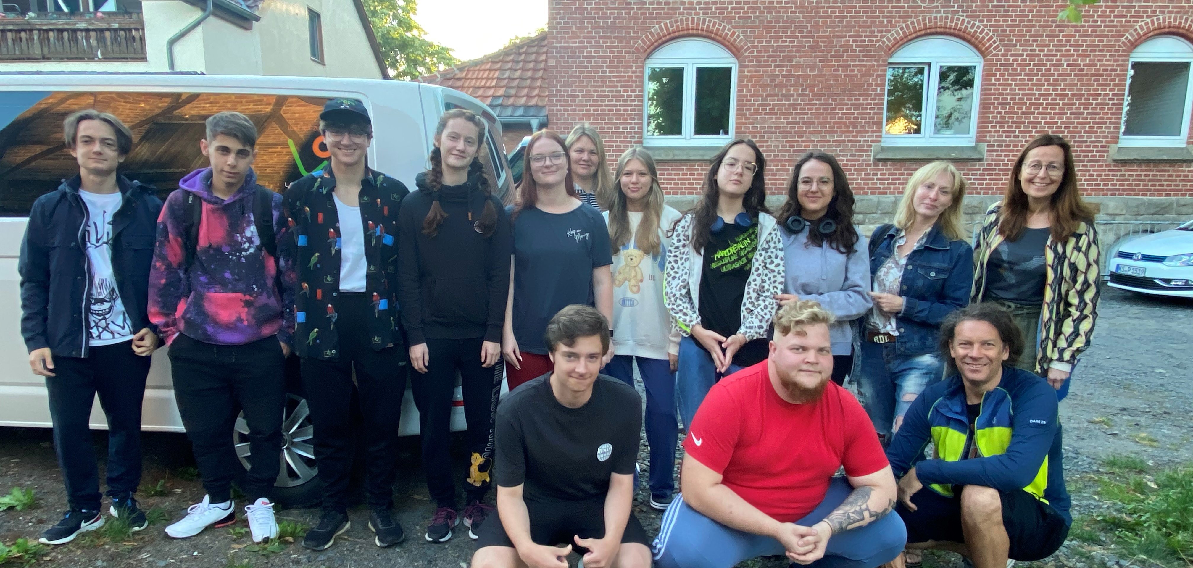 Auf dem Foto sind 11 Jugendliche mit ihren Betreuern neben einem cremfarbenen VW abgebildet.