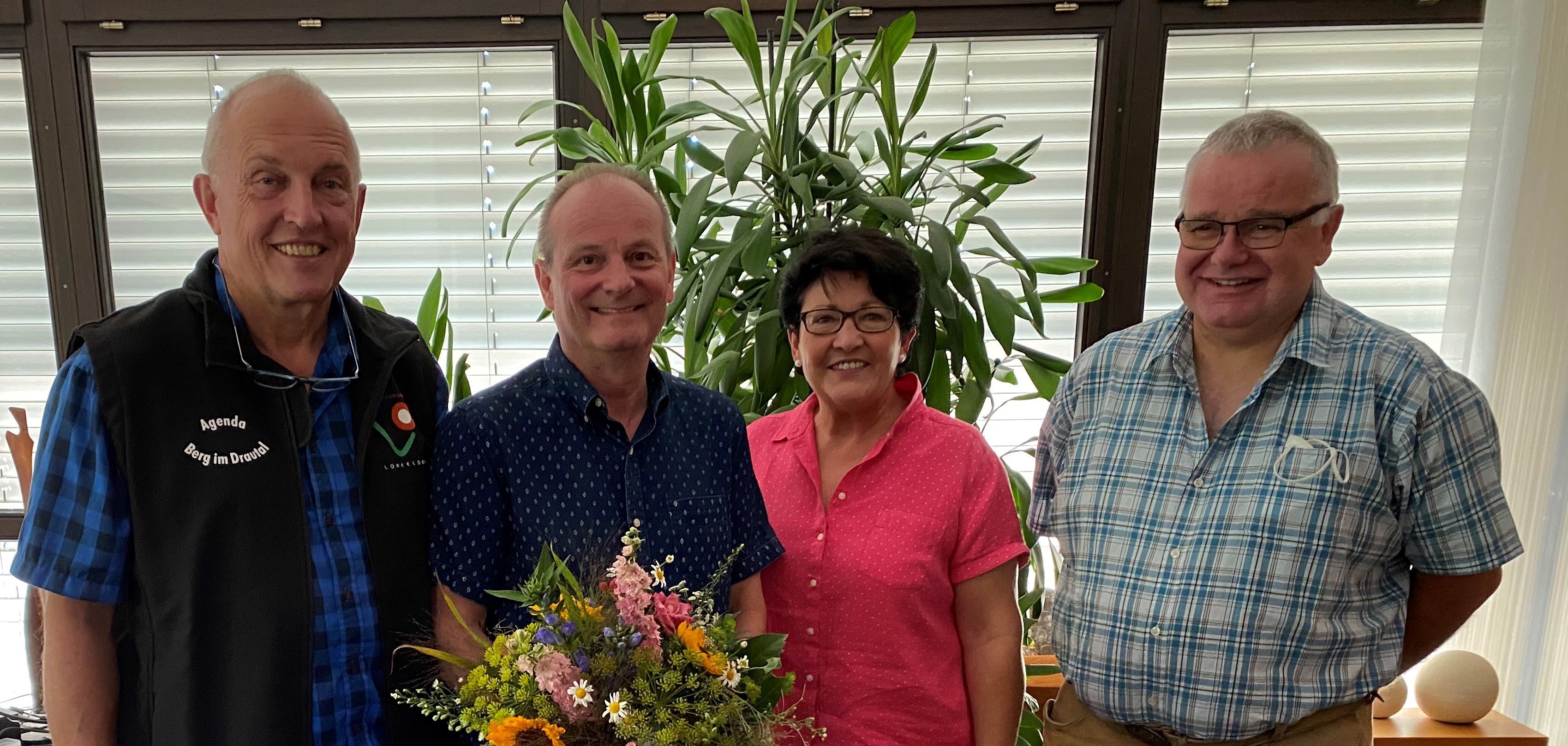 Stefan Kaußner war von 2009 bis 2022 Sprecher der Lokalen Agenda Gruppe Berg im Drautal. Verabschiedet wurde er von der Ersten Beigeordneten der Gemeinde Lohfelden, Bärbel Fehr, und den neuen Sprechern Klaus Sturm (l.) und Armin Brethauer (r.)