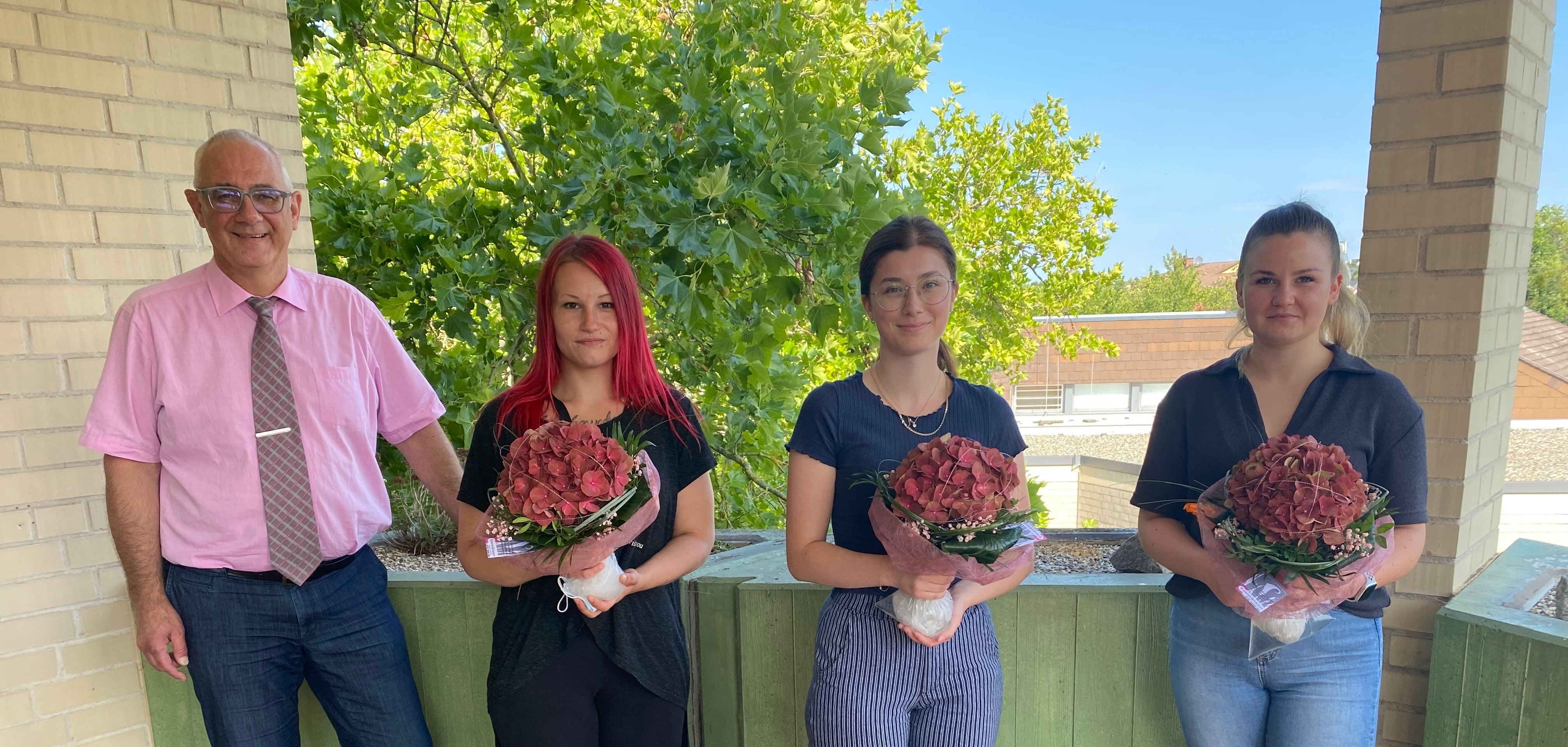 Bürgermeister Uwe Jäger gratulierte (v. l.) Nadja Moog, Gina Müller und Anna Althans zu ihren bestandenen Abschlussprüfungen.