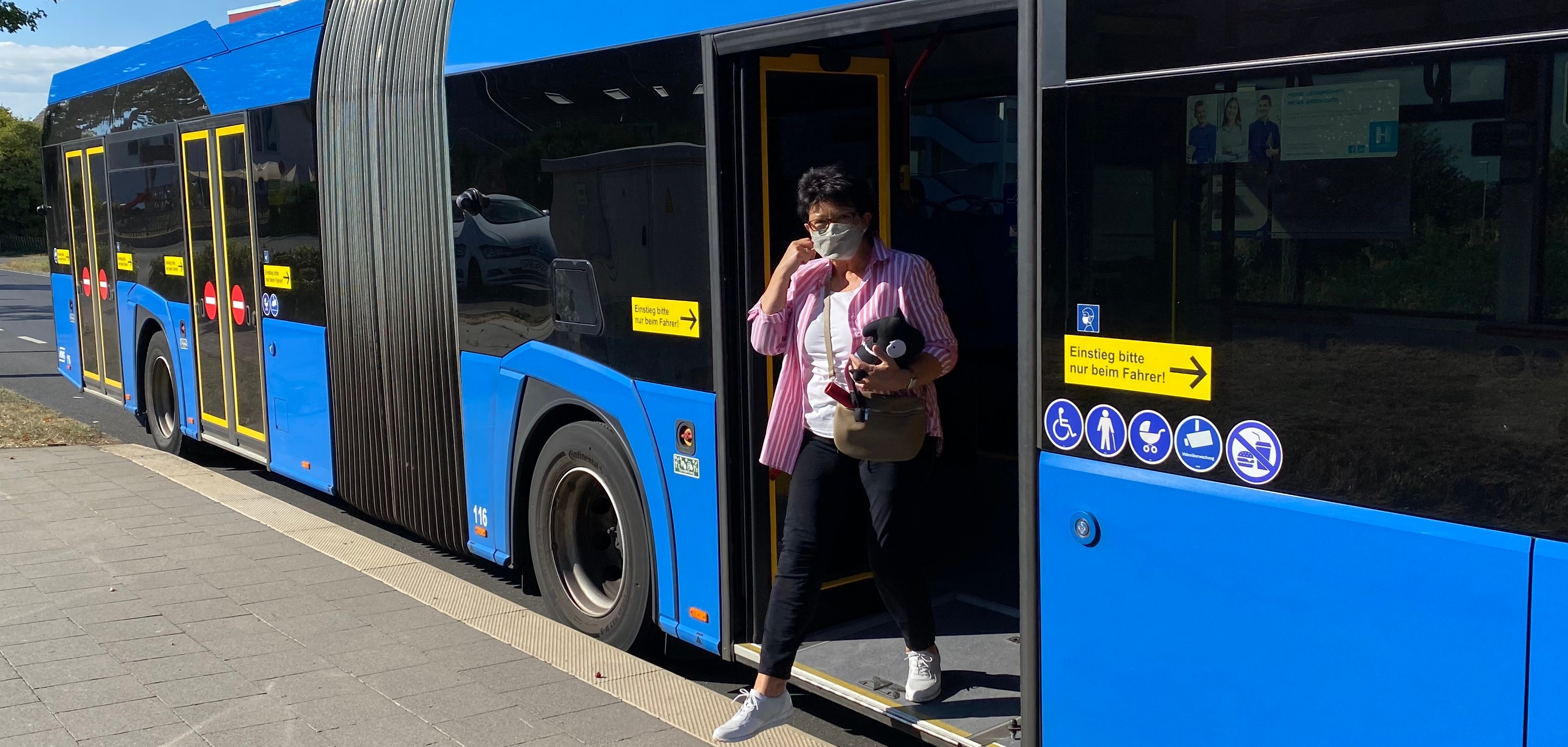 Erste Beigeordnete Bärbel Fehr brachte den Staffelstab am 01.09.2022 und das Maskottchen mit öffentlichen Verkehrsmitteln nach Fuldabrück Dörnhagen. 