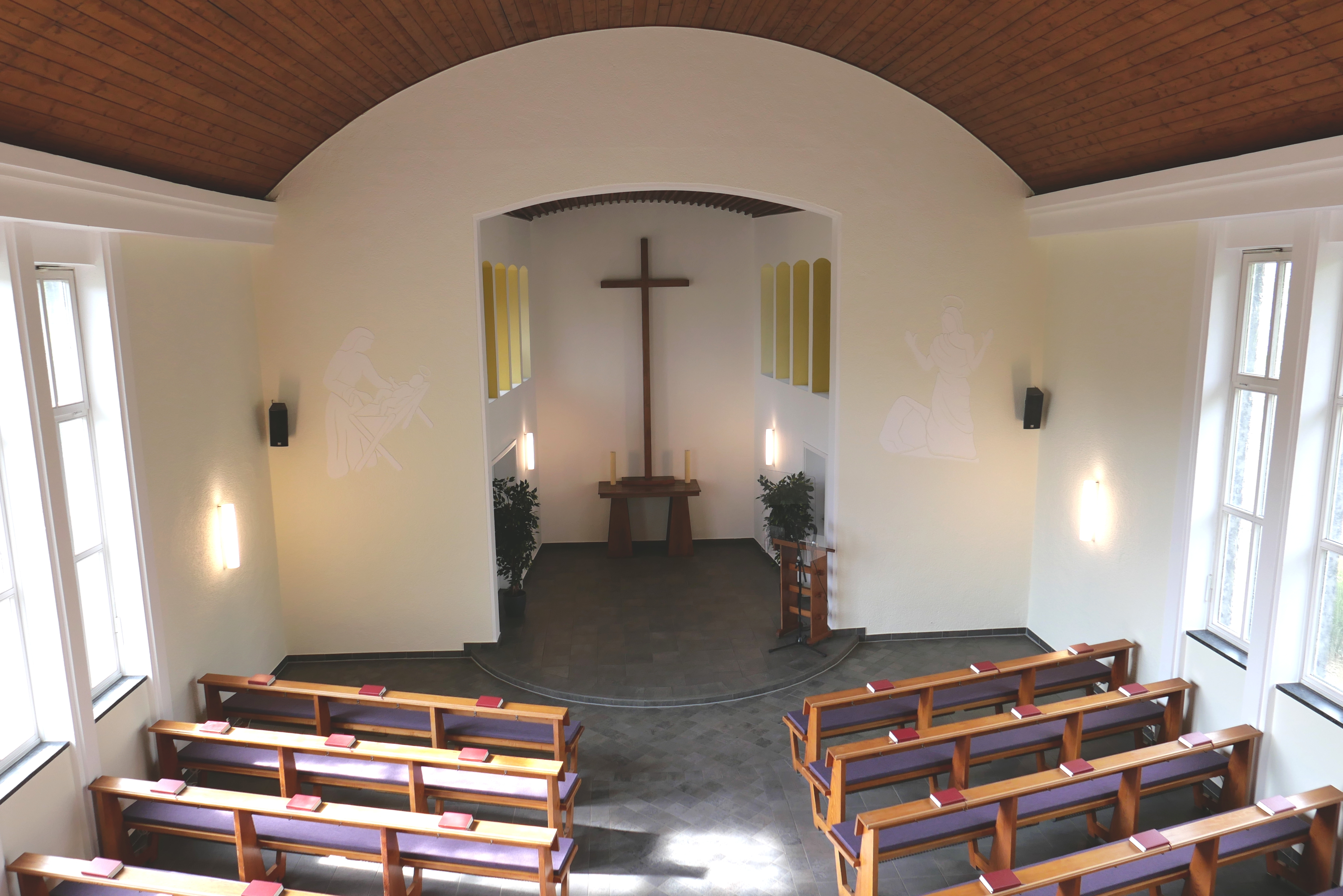 Die Friedhofskapelle auf dem Friedhof Bergstraße wurde renoviert und erhielt neue Lampen sowie neue Polster für die Bänke.