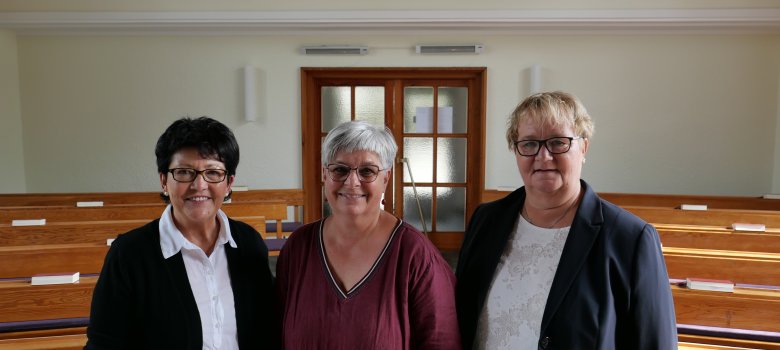 Erste Beigeordnete Bärbel Fehr (l.), Vorsitzende der Friedhofskommission Silvia Eckel (r.) und stv. Leiterin des Fachbereichs 3 Bauen und Wohnen, Jutta Kothe (M.) freuen sich über die gelungene Renovierung.