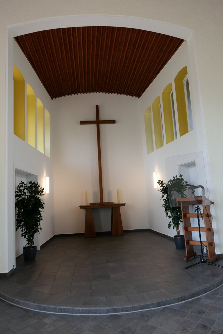 Der Altar-Raum der Friedhofskapelle Bergstraße.