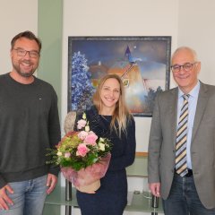 Gratulierten Denise Rosandic zu ihrer Ernennung zur Kinder- und Jugendbeauftragten der Gemeinde Lohfelden: Kai Hast, Leiter des Fachbereichs 1, Verwaltung und Ordnung, (l.) und Bürgermeister der Gemeinde Lohfelden, Uwe Jäger. 