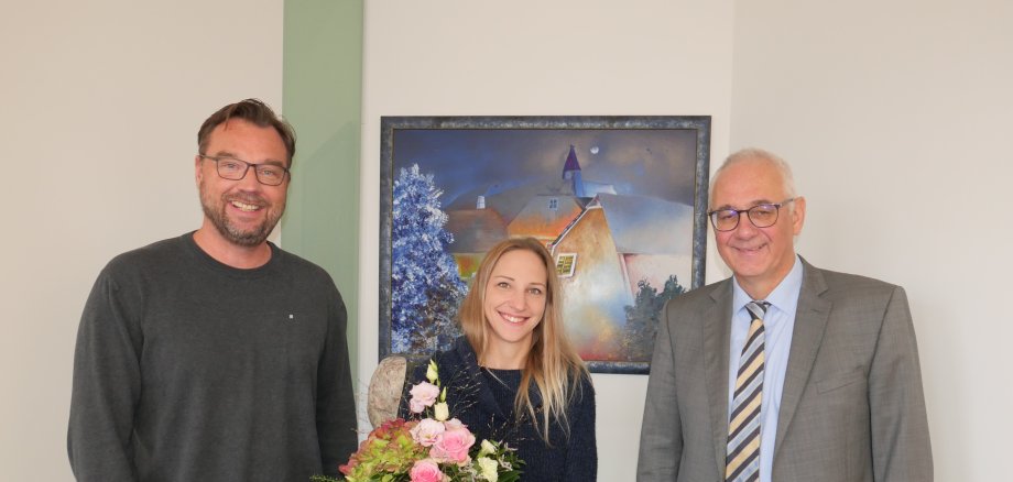 Gratulierten Denise Rosandic zu ihrer Ernennung zur Kinder- und Jugendbeauftragten der Gemeinde Lohfelden: Kai Hast, Leiter des Fachbereichs 1, Verwaltung und Ordnung, (l.) und Bürgermeister der Gemeinde Lohfelden, Uwe Jäger. 
