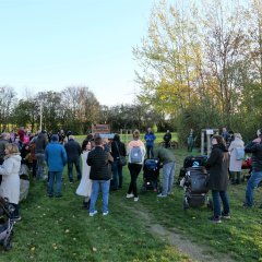 Auch in diesem Jahr waren wieder allerhand Lohfeldenerinnen und Lohfeldener bei der Pflanzung des mittlerweile sechsten „Geburtsapfelbaums“ in der „Grünen Mitte“ anwesend.