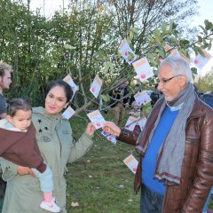 Freshta Negahban befestigte gemeinsam mit Opa Ghulam Jelani das Namenskärtchen für ihre kleine Tochter Lina, die am 22.03.2021 das Licht der Welt erblickte, am „Geburtsapfelbaum 2021“ und freute sich über die schöne Aktion.