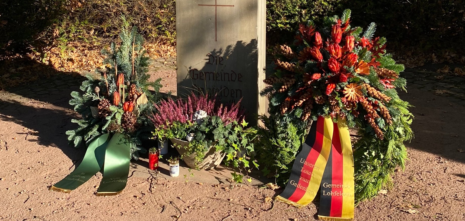 Volkstrauertag 2022 – Kränze an den Ehrenmalen auf den Friedhöfen Crumbach, Ochshausen und Vollmarshausen.