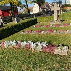 In Ochshausen wurden auch Blumensträuße auf den Gräbern der 12 Kinder niedergelegt, die am 01.09.1942 bei einem tragischen Unfall durch die Explosion einer Brandbombe während des Schulunterrichts ums Leben gekommen sind.