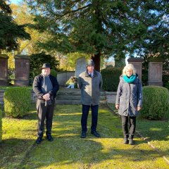 Gedenken am Ehrenmal auf dem Friedhof Vollmarshausen, (v. l. n. r.) VdK-Vorsitzender Dieter Eckert, Bürgermeister Uwe Jäger und Pfarrerin Kerstin Grenzebach.