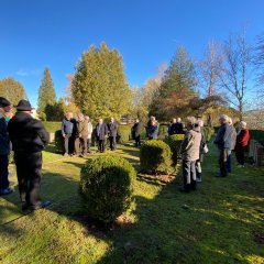 Die Teilnehmenden auf dem Friedhof Vollmarshausen