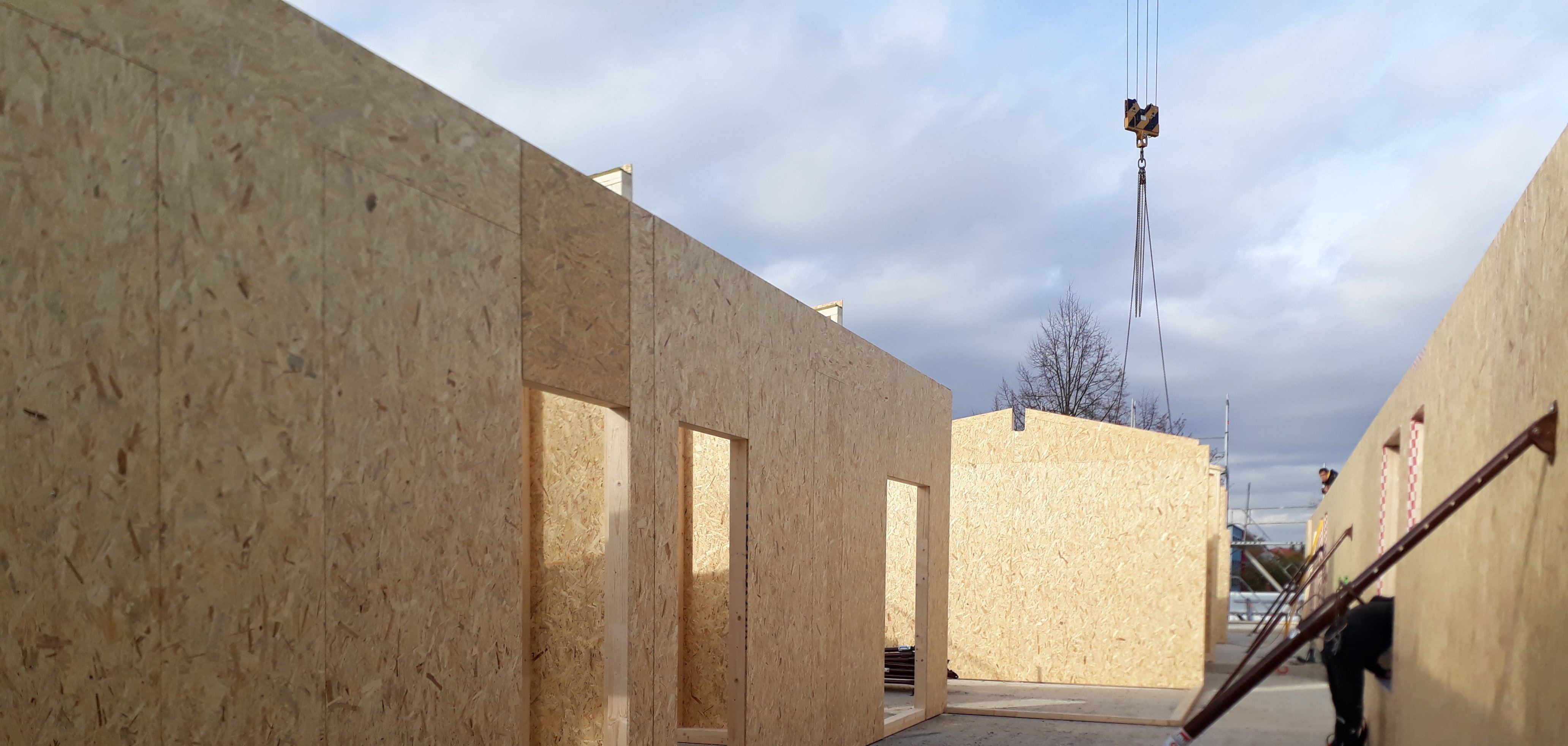Baufortschritt am Bau der Kindertagesstätte am Quellenweg in Lohfelden. Die Holzbauteile wurden vom Kran bewegt und schwebten auf den Rohbau.