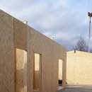 Baufortschritt am Bau der Kindertagesstätte am Quellenweg in Lohfelden. Die Holzbauteile wurden vom Kran bewegt und schwebten auf den Rohbau.