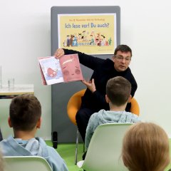 Der Leiter der Söhre-Schule, Arno Scheinost, las für die Klasse 3b der Regenbogenschule aus dem Buch „Die faule Kartoffel“ vor. 