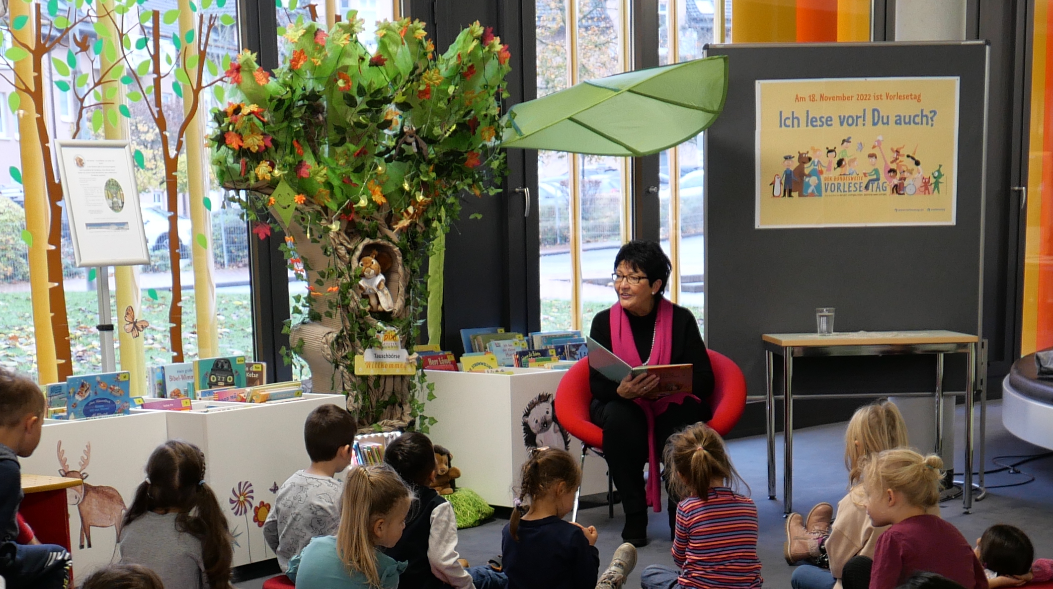 Die Kinder der KiTa „Die kleinen Strolche“ hörten von der Ersten Beigeordneten, Bärbel Fehr, die Geschichte „Der Dachs hat heute Langeweile“. 