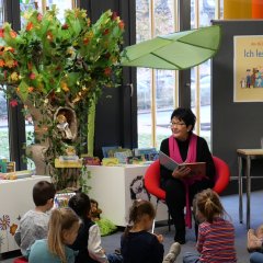 Die Kinder der KiTa „Die kleinen Strolche“ hörten von der Ersten Beigeordneten, Bärbel Fehr, die Geschichte „Der Dachs hat heute Langeweile“. 