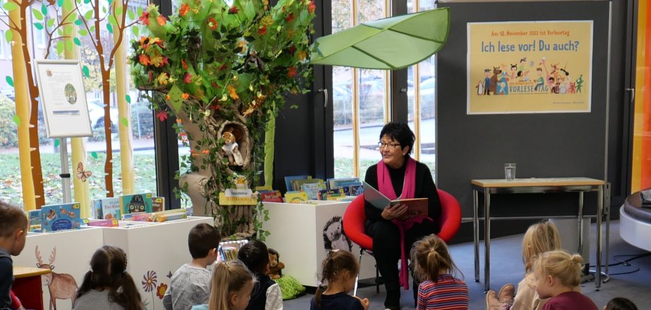 Die Kinder der KiTa „Die kleinen Strolche“ hörten von der Ersten Beigeordneten, Bärbel Fehr, die Geschichte „Der Dachs hat heute Langeweile“. 