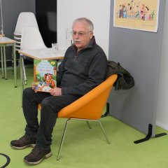 Beigeordneter Werner Seybolds Buch „Was Neues ist nicht schwer, Herr Bär“ begeisterte die Kinder der KiTa Ochshausen.