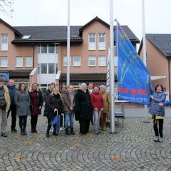 Interne Frauenbeauftragte Sabine Wagner (2.v.r.) und Bürgermeister der Gemeinde Lohfelden, Uwe Jäger (r.), hissten am 25.11. gemeinsam mit anderen Gästen der Veranstaltung die Fahne „Frei leben – ohne Gewalt“ als Zeichen zur Beseitigung von Gewalt gegen Frauen auf dem Dr.-Walter-Lübcke-Platz vor dem Rathaus.
