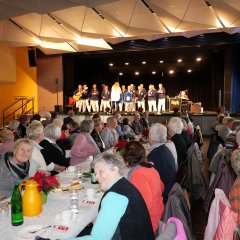 Rund 200 Seniorinnen und Senioren versammelten sich am 27.11. bei Kaffee und Kuchen zur diesjährigen Senioren-Weihnachtsfeier im Bürgerhaus.  