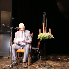 Bürgermeister Uwe Jäger las den Gästen die Geschichte vom kleinen Sternenengel vor.  