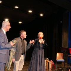 Gute Stimmung im Saal: Märchenerzählerin Andrea C. Ortolano spielte den Gästen gemeinsam mit dem Bürgermeister Uwe Jäger (2.v.l.), Gemeindevertretervorsitzendem Norbert Thiele (M.) und Gemeindevertreter Klaus Gödecke (l.) das Märchen vom Sommer- und vom Wintergarten vor.  