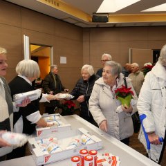 Großer Andrang: Die Mitglieder der AWO Ortsverein Lohfelden verteilten nach der Feier wieder die beliebten Weihnachtsstollen an die Gäste. 