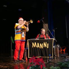 Trompetenspieler Jürgen Sprenger (l.) während seines Auftrittes und Alleinunterhalter Manni Schmelz, der für die passende musikalische Umrahmung des Nachmittages sorgte.  