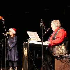 Lucia Schmelz trug gemeinsam mit ihrem Opa den Gästen ein paar Weihnachtslieder vor.  