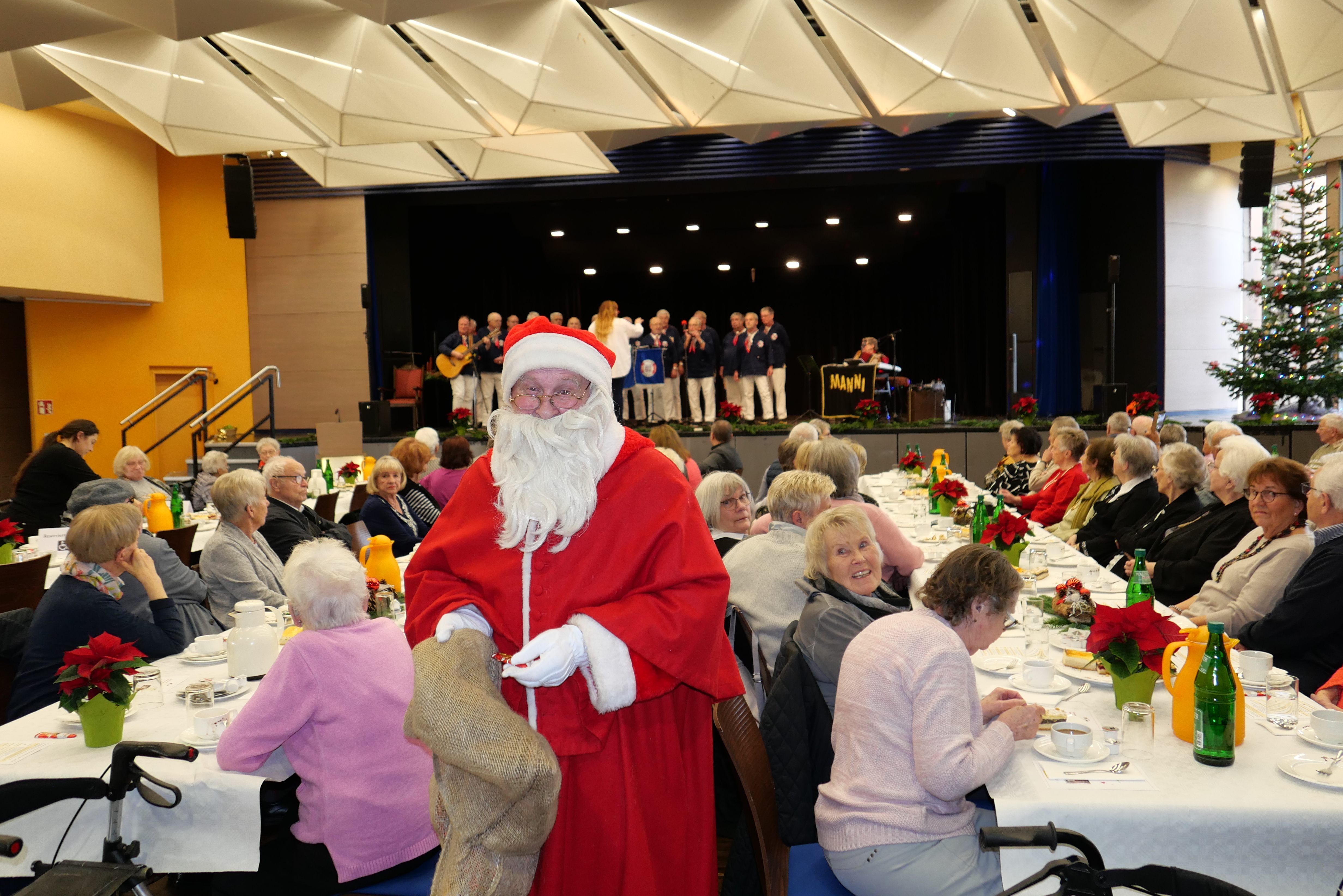 Ho Ho Ho was für eine Überraschung: Der Weihnachtsmann Arndt Grodzicki erfreute die Seniorinnen und Senioren mit einem kleinen Geschenk.  