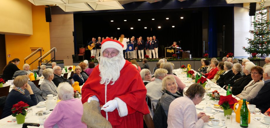 Ho Ho Ho was für eine Überraschung: Der Weihnachtsmann Arndt Grodzicki erfreute die Seniorinnen und Senioren mit einem kleinen Geschenk.  