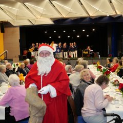 Ho Ho Ho was für eine Überraschung: Der Weihnachtsmann Arndt Grodzicki erfreute die Seniorinnen und Senioren mit einem kleinen Geschenk.  