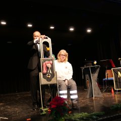 Der Zauberkünstler Eckart Schenk verblüffte die Zuschauenden gemeinsam mit seiner „Assistentin“ Petra Karasek vom DRK Ortsverein Lohfelden.    