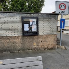 An der Trennmauer des Urnen-Friedhofes Crumbach, Ernst-Reuter-Straße/Hauptstraße in der Hauptstraße, gegenüber der Tankstelle Hauptstraße 11, bzw. der Brotbäckerei, Hauptstraße 9, 34253 Lohfelden