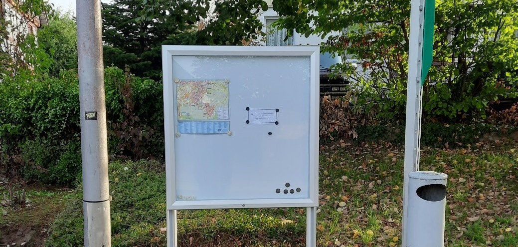 An der Buswartehalle „Lohfelden-Crumbach Kirche“ (in Richtung Kassel) in der Crumbacher Straße, gegenüber der Kirche Crumbach    