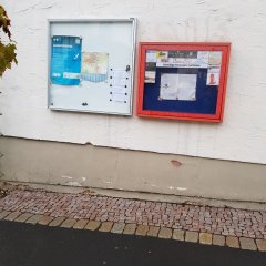 Seitlich am Gebäude des „Alten Rathauses“, Söhre Straße, direkt neben dem Bekanntmachungskasten der Freiwilligen Feuerwehr   