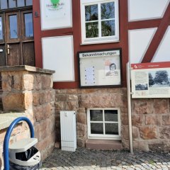 Am Platz der Linde, rechts neben dem „alten“ Eingang zur Musikschule, Brunnenstraße 4, 34253 Lohfelden