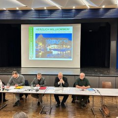 Der Vorsitzende der Gemeindevertretung, Norbert Thiele (3.v.l.), begrüßte die Anwesenden im Bürgerhaus gemeinsam mit (v.l.n.r.): Isabell Krug, Leiterin des Sachgebiets Ordnung, Gewerbe und Verkehr, Leiter des Fachbereichs Verwaltung und Ordnung, Kai Hast, Bürgermeister der Gemeinde Lohfelden, Uwe Jäger, der für die Sachgebiete Umwelt- und Klimaschutz und Landschaftsbau zuständige Rathaus-Mitarbeiter Dirk Gertenbach und Jutta Kothe, Sachbereichsleiterin Immobilien und Klimaschutz.