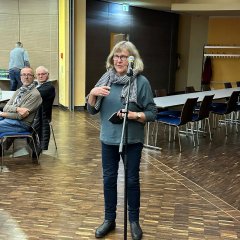 Eine Bürgerin richtet ihre Fragen zum Hochwasserschutz der Gemeinde Lohfelden an das Plenum.