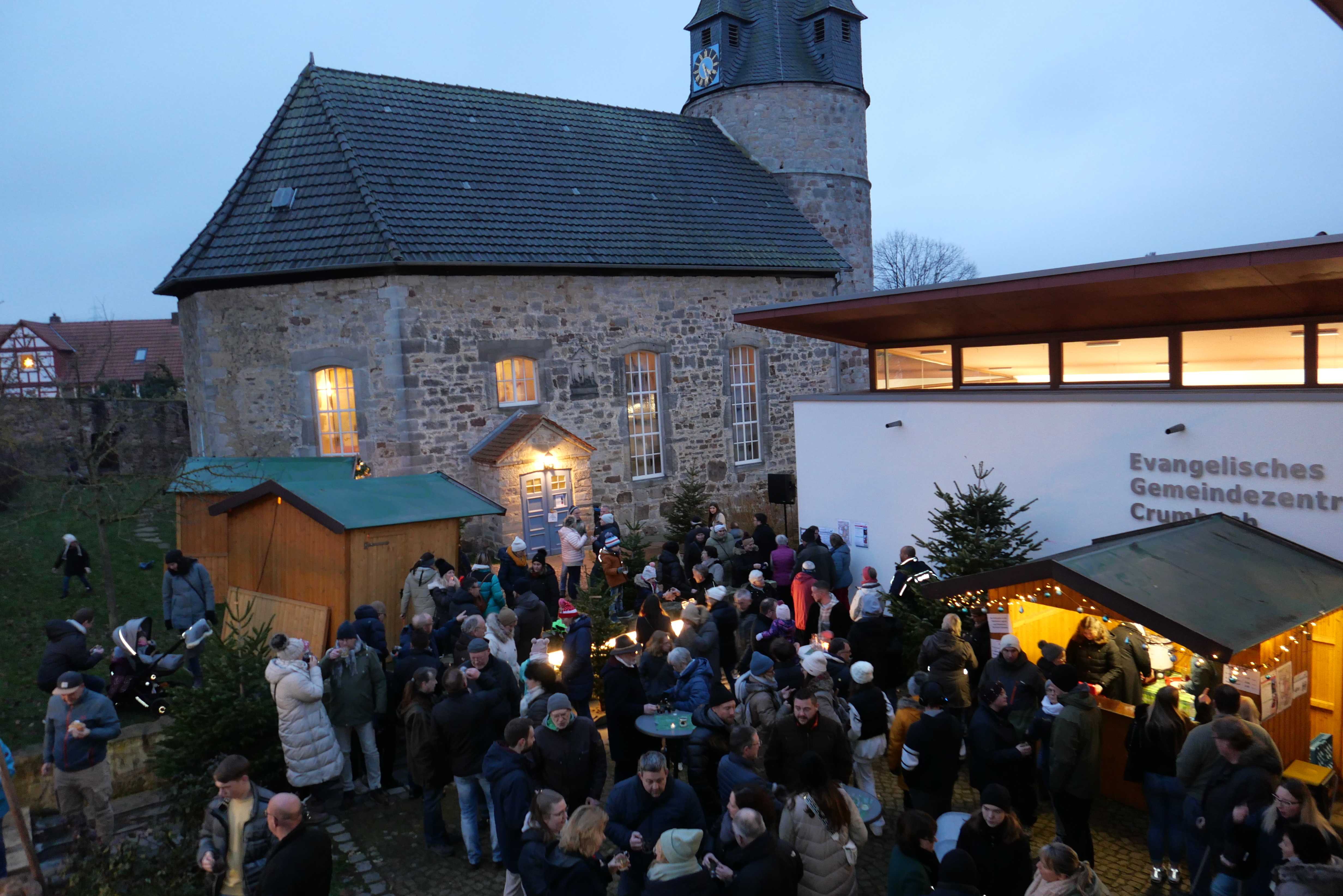 Blick auf den Lohfeldener Weihnachtsmarkt am 3. und 4. Dezember rund um die Crumbacher Kirche.
