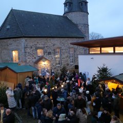 Blick auf den Lohfeldener Weihnachtsmarkt am 3. und 4. Dezember rund um die Crumbacher Kirche.