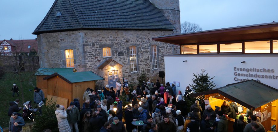 Blick auf den Lohfeldener Weihnachtsmarkt am 3. und 4. Dezember rund um die Crumbacher Kirche.