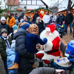Großer Andrang herrschte beim Weihnachtsmann, der alle Kinder nach ihren Wünschen fragte und sich auch gern mit all seinen kleinen Besucherinnen Besuchern fotografieren ließ.