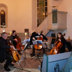 Cello-Musik in der Kirche.