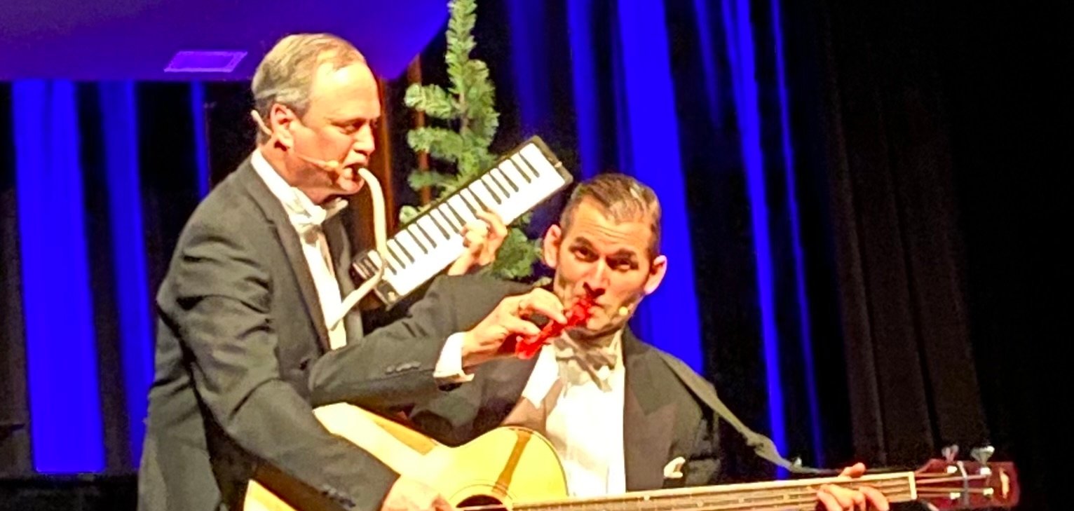 Die Musiker Urban Beyer und Florian Brauer mit diversen Instrumenten, die sie gleichzeitig zusammen spielen, auf der Bürgerhausbühne.