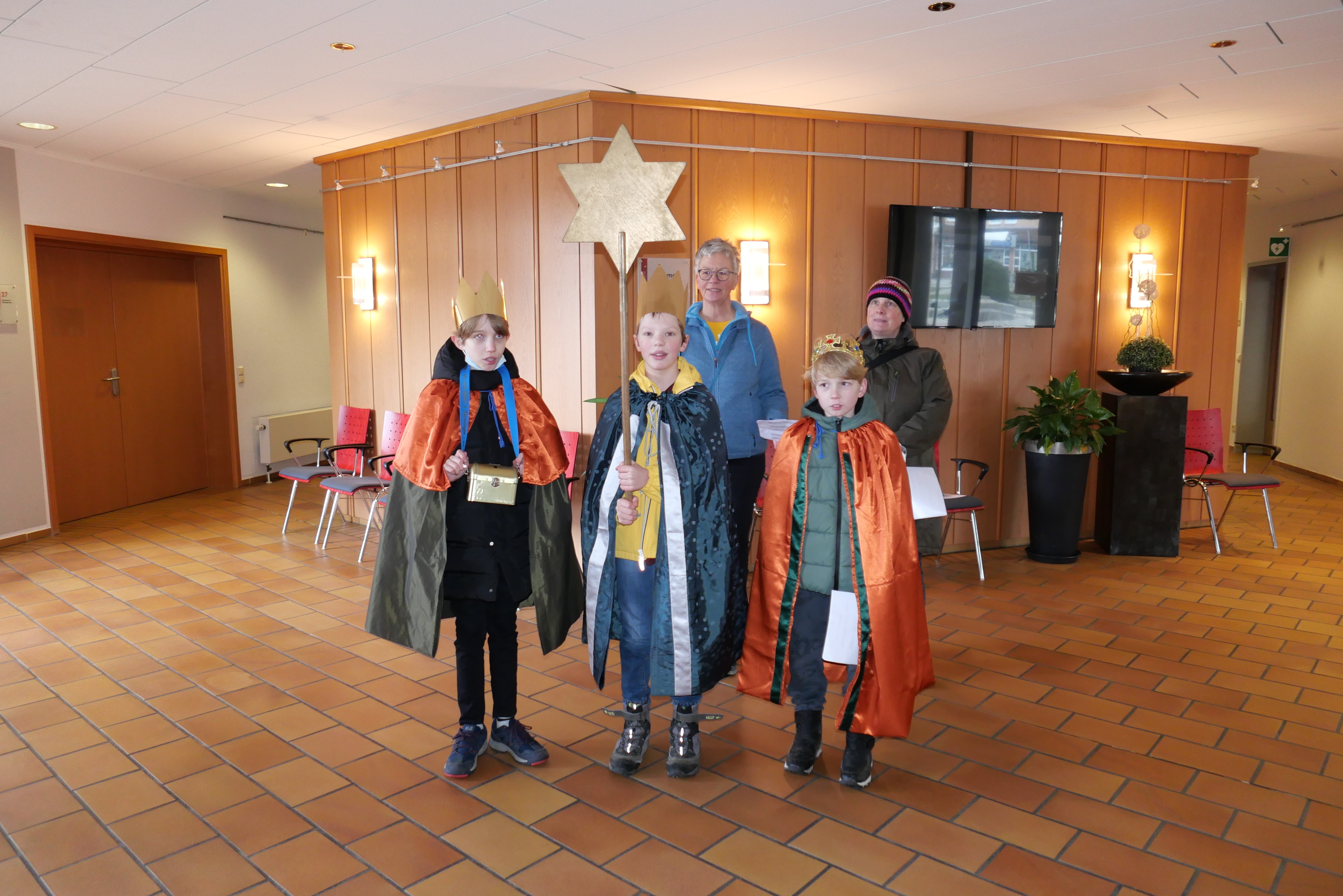 Am Freitag, 6. Januar, besuchten die Lohfeldener Sternsinger das Rathaus und trugen gemeinsam ein Lied vor.